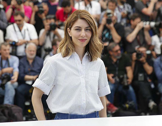 زنانی با لباس های رنگ رو رفته زنانی با لباس های رنگ رو رفته