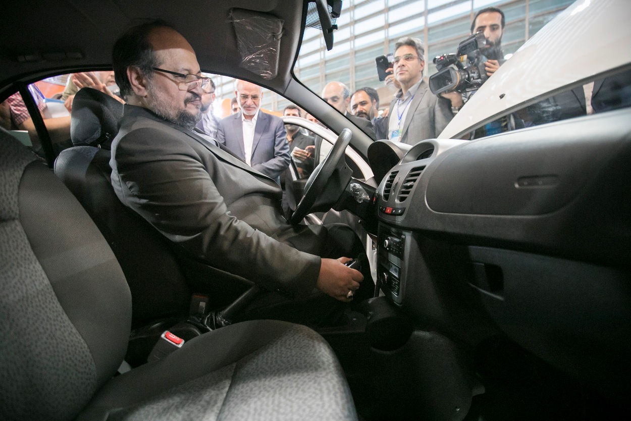 حضور وزیر صنعت، معدن وتجارت در غرفه سایپا