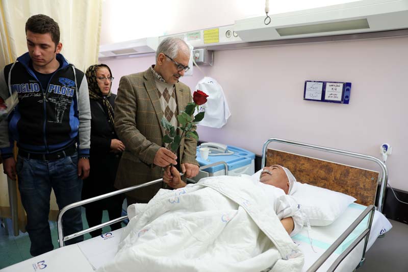 عيادت مدير عامل بيمارستان ميلاد از آسيب ديدگان زلزله غرب كشور+ اسامي مجروحان
