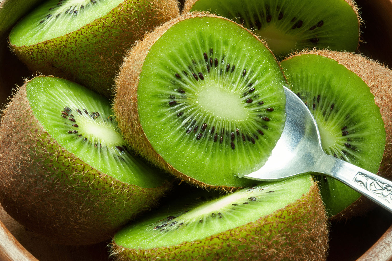 ویژگی های پوست کیوی مزایای مصرف پوست کیوی کیوی خواص پوست کیوی پوست کیوی   