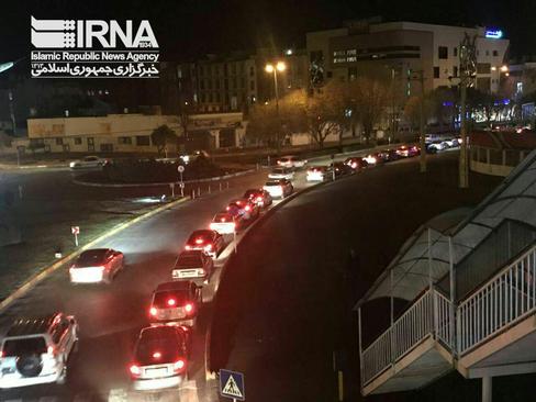 صف  خودروها در جايگاه‌های پمپ بنزين قزوین پس از زلزله شامگاه چهارشنبه