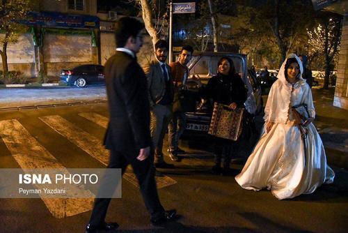 حضور عروس و داماد در خیابانهای تهران پس از زلزله - میدان برنامه و بودجه