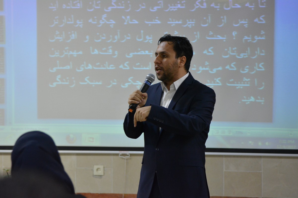 غیر شفاف ها کنار خواهند رفت/ مردم به چشمان خودشان بیشتر اعتماد دارند